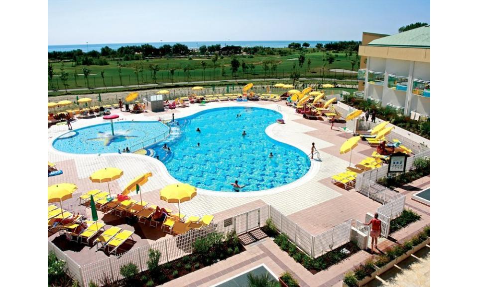 hôtel MAREGOLF: piscine