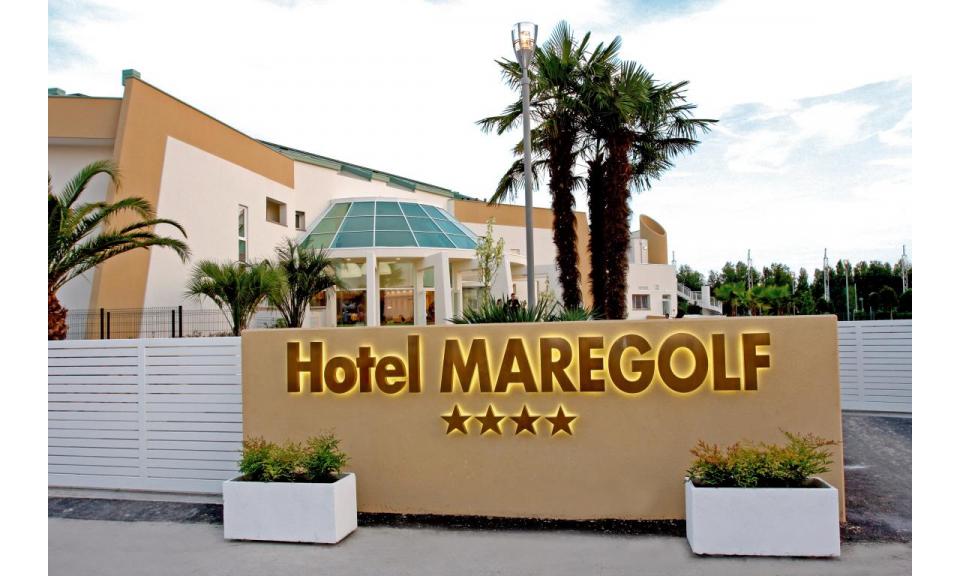 hotel MAREGOLF: entrance