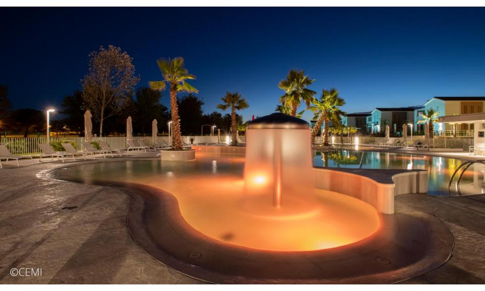 residence PAREUS BEACH RESORT: piscina by night