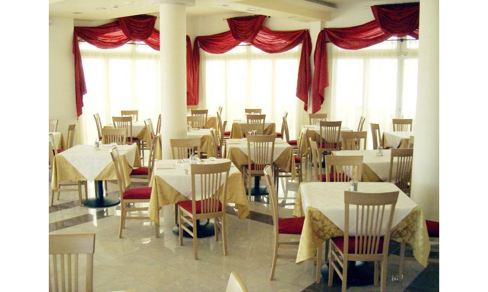 hôtel OLYMPUS: salle à manger