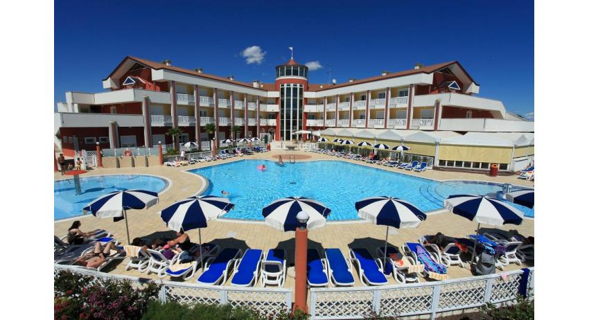 hotel OLYMPUS: external view with pool