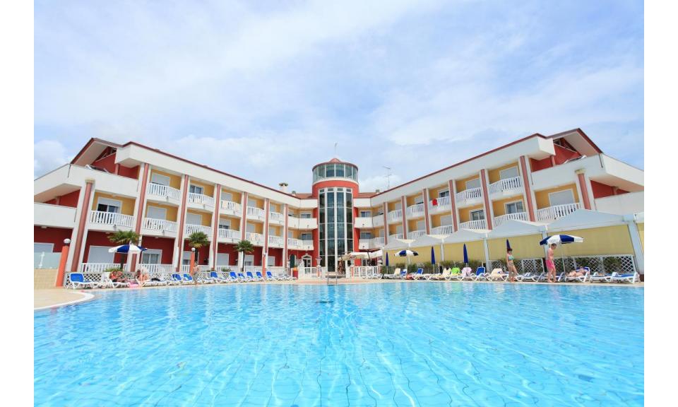 hôtel OLYMPUS: piscine