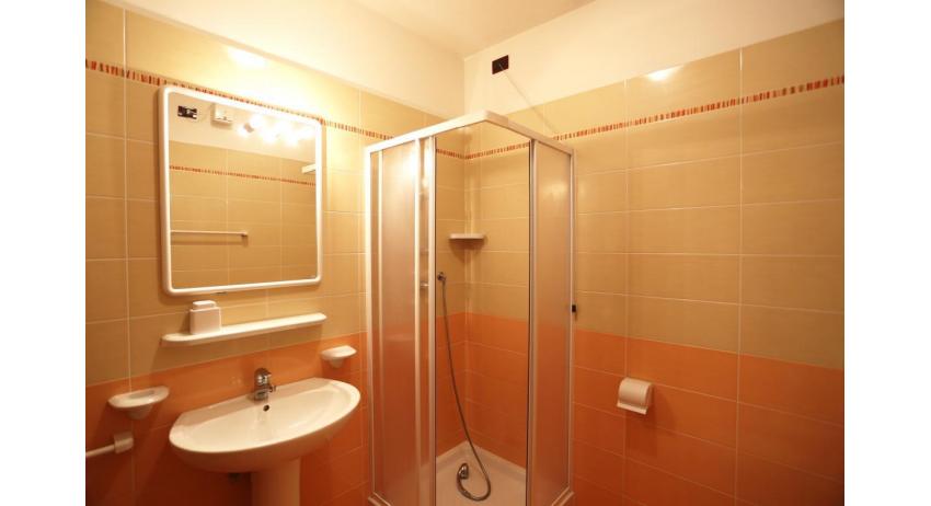 residence AI PINI: B5/V - bathroom with a shower enclosure (example)