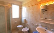 résidence LA QUERCIA: B5V - salle de bain avec cabine de douche (exemple)
