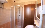Residence AI GINEPRI: C7 - Badezimmer mit Duschkabine (Beispiel)