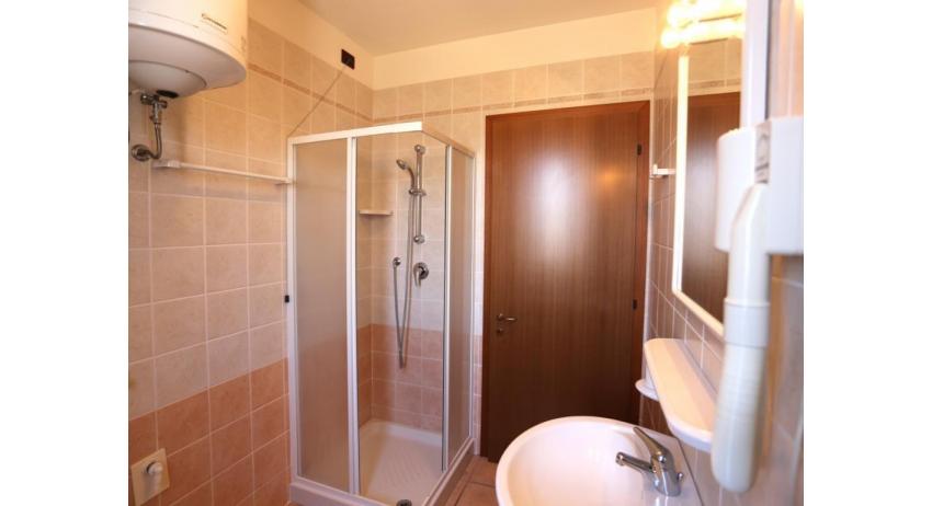Residence AI GINEPRI: C7 - Badezimmer mit Duschkabine (Beispiel)