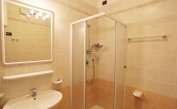 Residence AI GINEPRI: C6/V - Badezimmer mit Duschkabine (Beispiel)