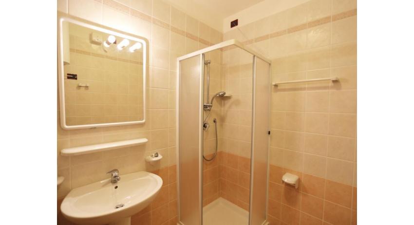 Residence AI GINEPRI: C6/V - Badezimmer mit Duschkabine (Beispiel)