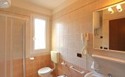 residence AI PINI: B5 - bathroom with a shower enclosure (example)