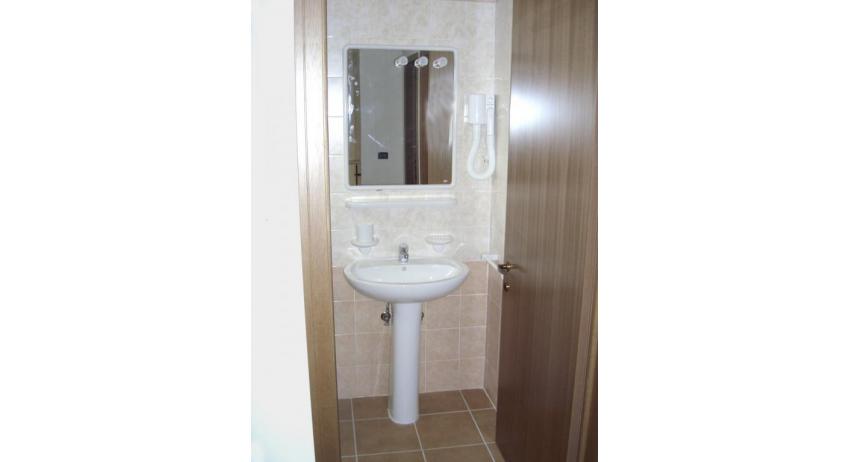 residence ALLE FARNIE: B4 - bathroom (example)