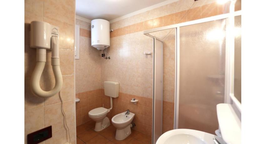 residence ALLE FARNIE: B5V - bagno con box doccia (esempio)