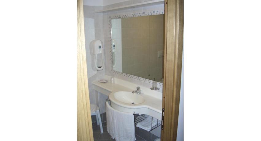 hôtel OLYMPUS: Standard - salle de bain (exemple)