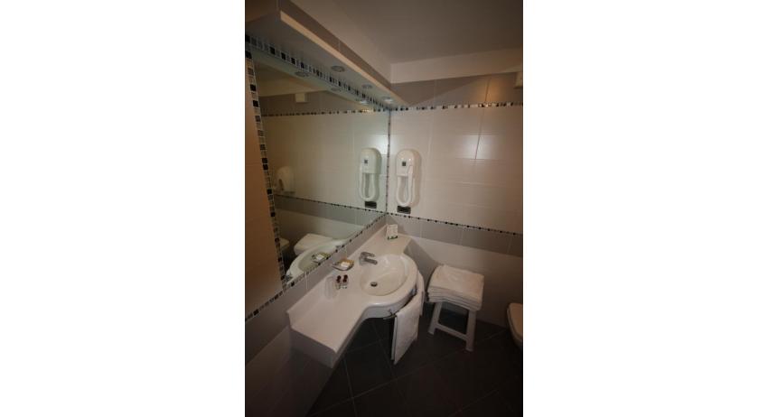 hôtel MAREGOLF: Convenience - salle de bain (exemple)