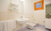 residence VILLAGGIO A MARE: C6/I - bathroom (example)