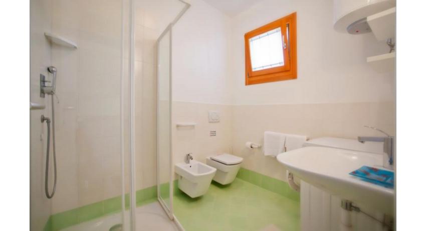 Residence VILLAGGIO AMARE: C6/I - Badezimmer mit Duschkabine (Beispiel)