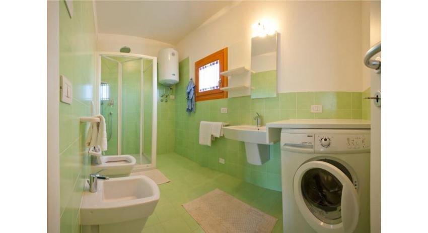 residence VILLAGGIO A MARE: C6/L - bathroom with a shower enclosure (example)