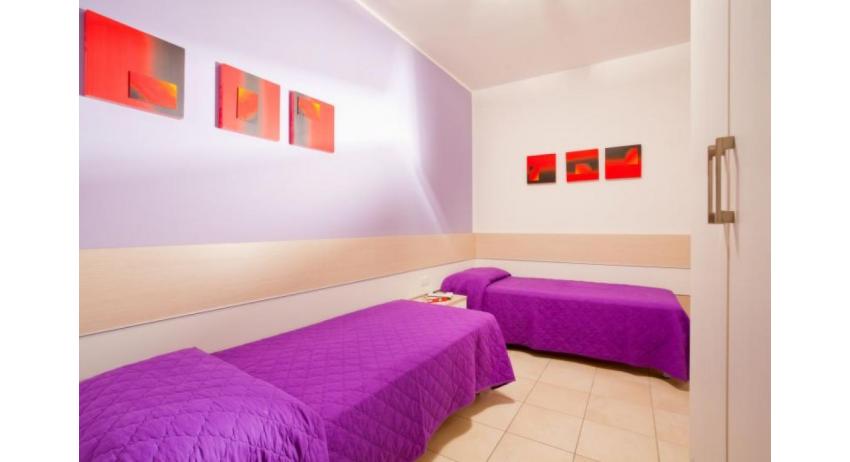 résidence VILLAGGIO AMARE: D8/M - chambre avec deux lits (exemple)