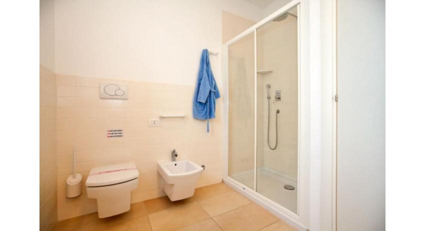 residence VILLAGGIO AMARE: D8/N - bagno con box doccia (esempio)