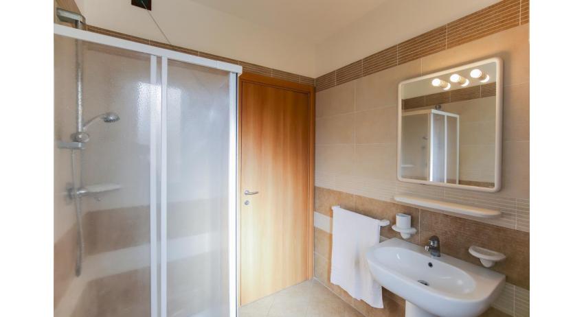 residence LE GINESTRE: C7 - bathroom (example)
