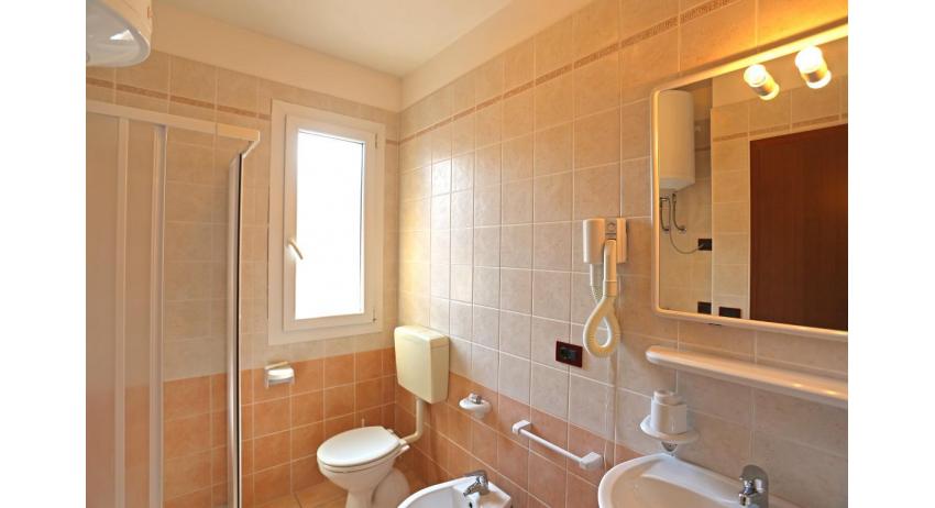 Residence VILLAGGIO AI PINI: B5/V - Badezimmer mit Duschkabine (Beispiel)