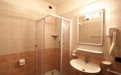 résidence VILLAGGIO AI PINI: B5/V - salle de bain (exemple)