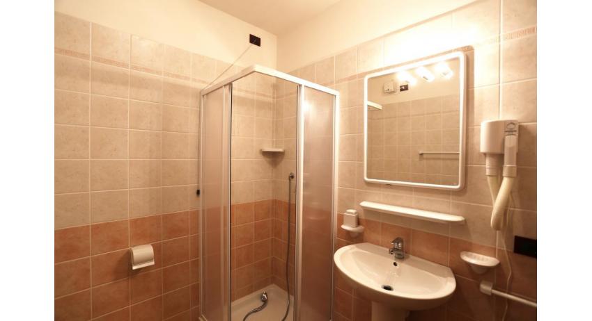 residence VILLE AI PINI: B5/V - bathroom (example)