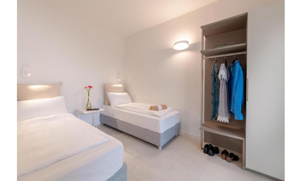 résidence PAREUS BEACH RESORT: GIARDINO - chambre avec deux lits (exemple)
