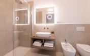 résidence PAREUS BEACH RESORT: SUPERIORE - salle de bain avec cabine de douche (exemple)