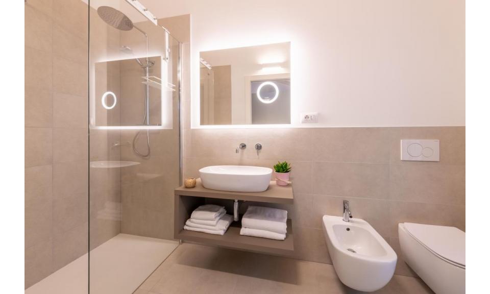 residence PAREUS BEACH RESORT: SUPERIORE - bathroom with a shower enclosure (example)
