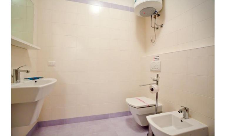 residence VILLAGGIO A MARE: B4/HR - bathroom (example)