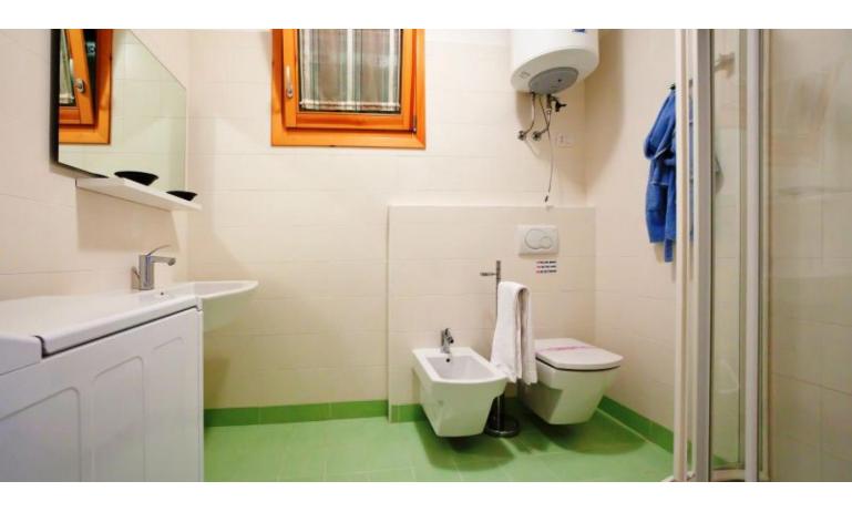 résidence VILLAGGIO A MARE: C6/IR - salle de bain avec cabine de douche (exemple)