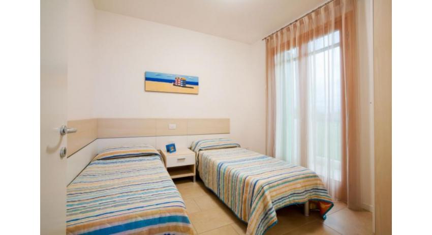 résidence VILLAGGIO AMARE: C6/IR - chambre avec deux lits (exemple)